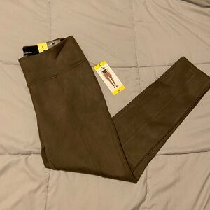 NWT Andrew Marc Womens taupe Faux Suede Pull on Legging Pants. Size small.